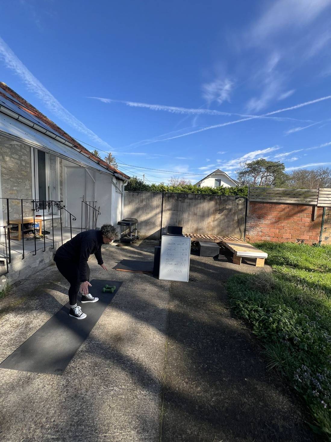 Séance de coaching sportif dans un jardin à Maisse